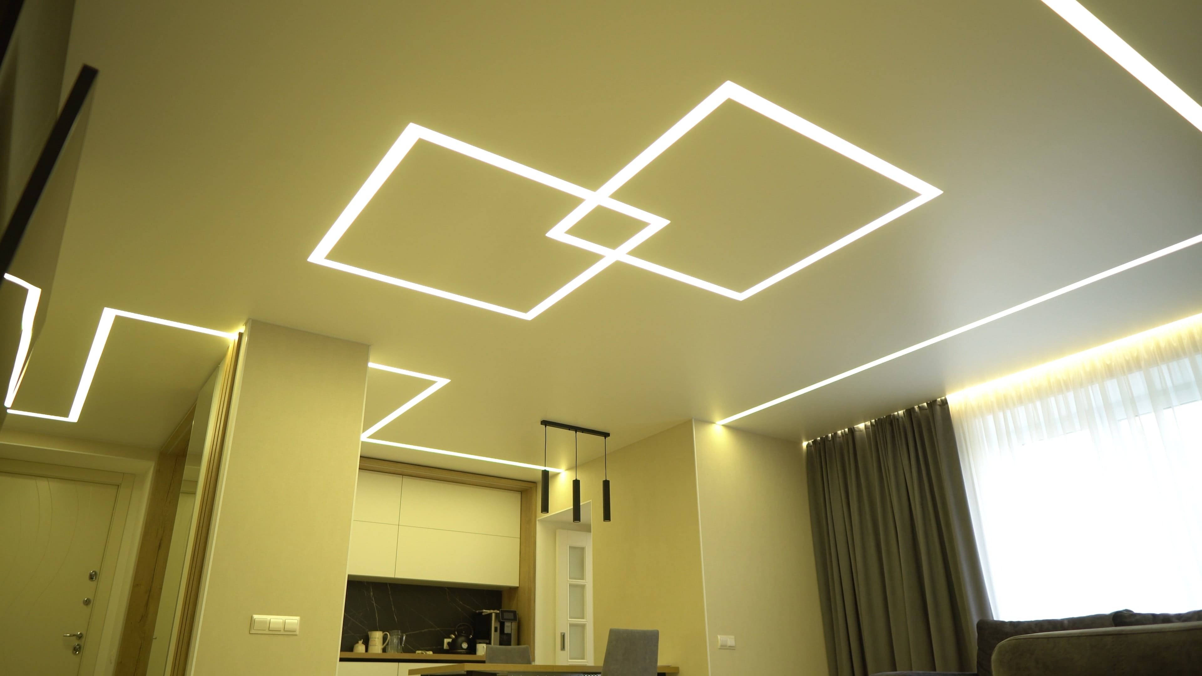 Натяжной потолок со световыми линиями в кухню-гостинную