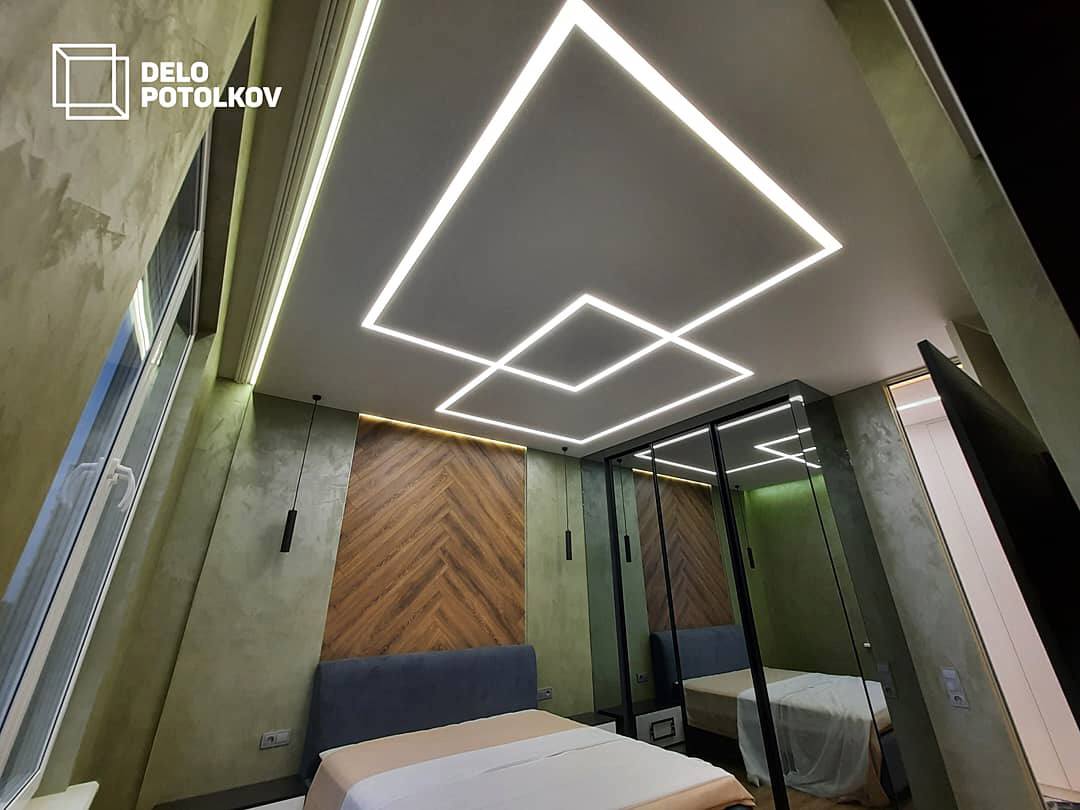 Натяжной потолок со световыми линиями в спальню